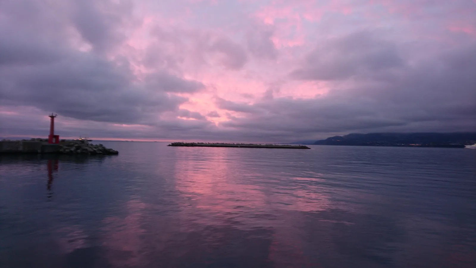 冬の夕暮れを映す北海道の港