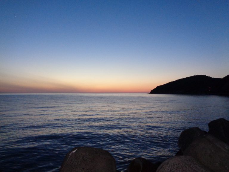 日が沈み、空と海の明るさが変わる浜益方面の夕景